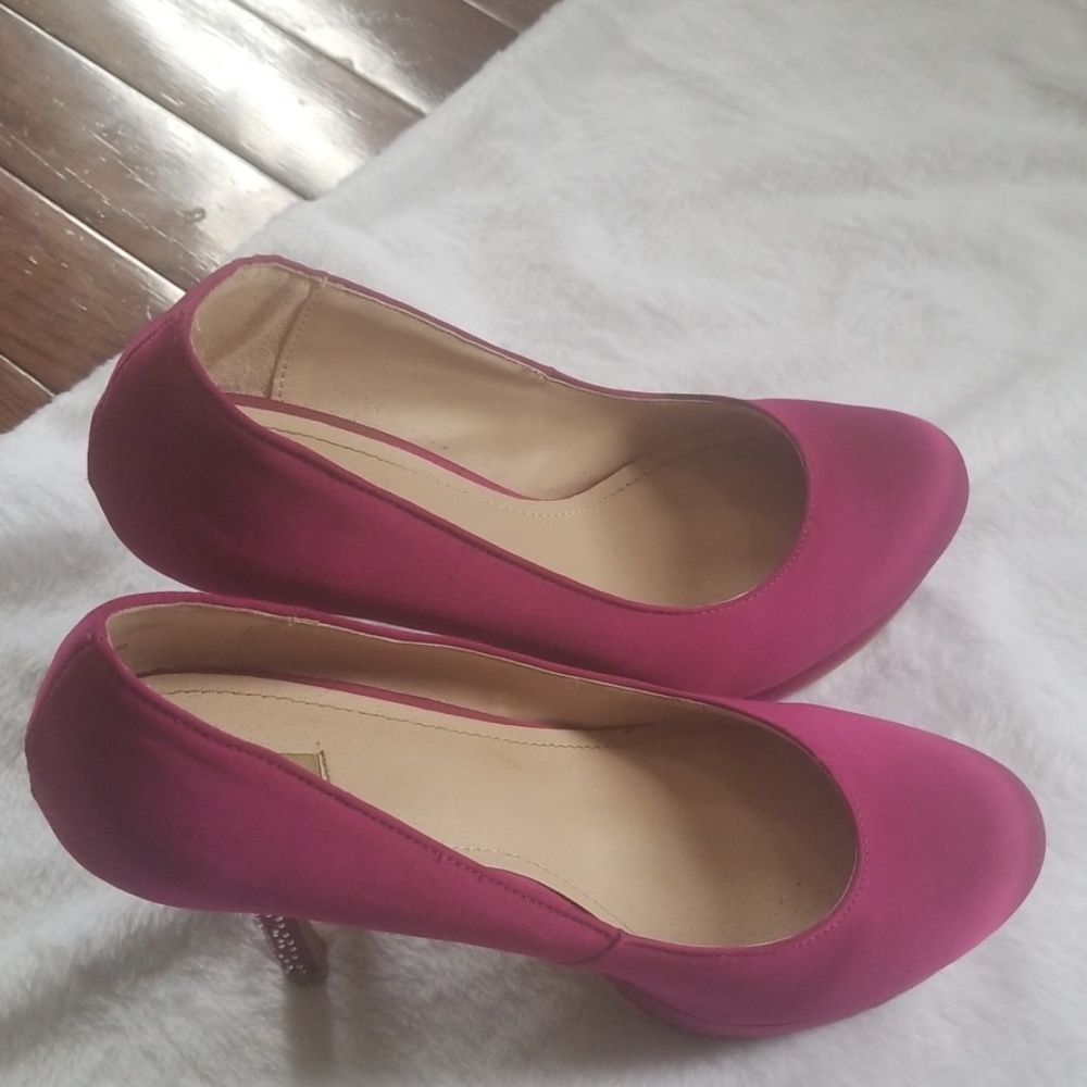 Fuchsia pumps with rhinestone